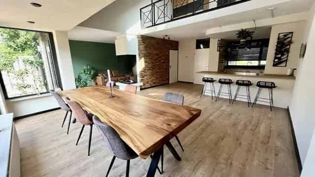 Hoekwoning Monster 5 kamers 185m2 te huur