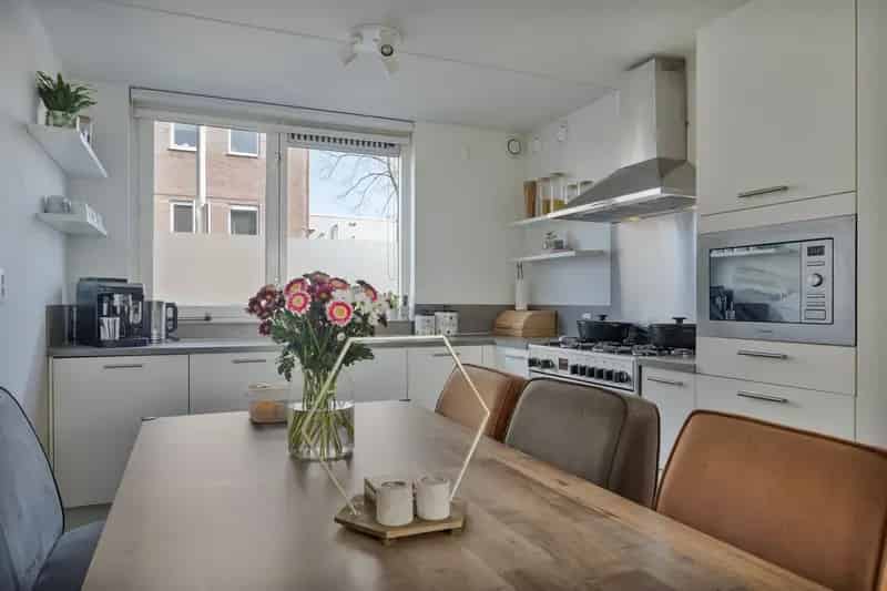 Tussenwoning Rotterdam Oud-IJsselmonde 3 slaapkamers serre moderne keuken badkamer