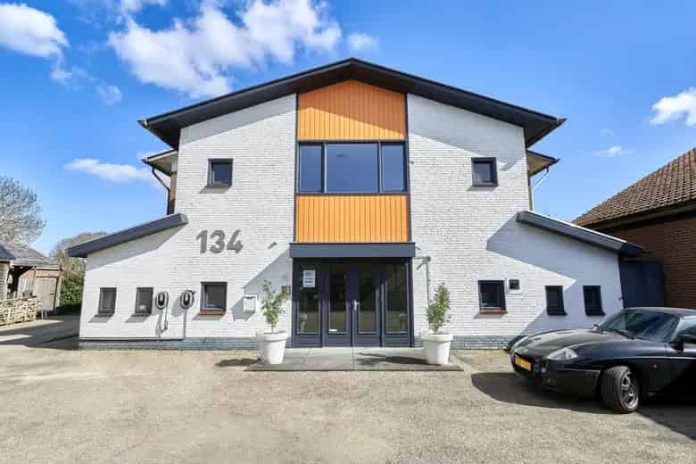 136 m2 kantoorruimte te huur in Nieuwendijk