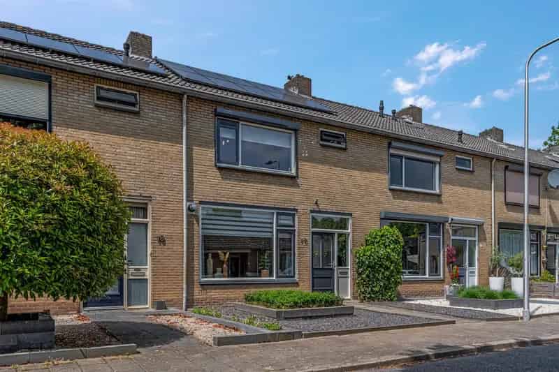 Moderne Tussenwoning Doornenburg 4 slaapkamers 10 Zonnepanelen