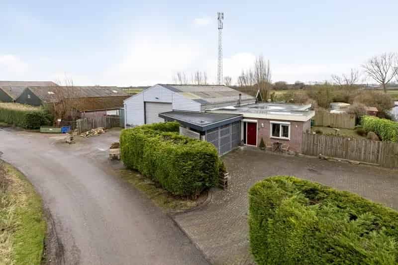 Vrijstaande woning met bedrijfsloods te koop
