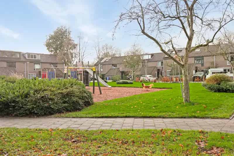 Huis te Koop Hoogvliet 4 Slaapkamers Tuin Parkeerplaats