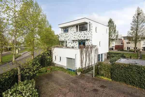 Vrijstaande woning aan het water met 3 slaapkamers en werkkamer