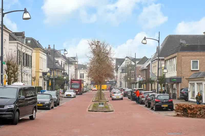 Kantoorruimte met bovenwoning te Velp