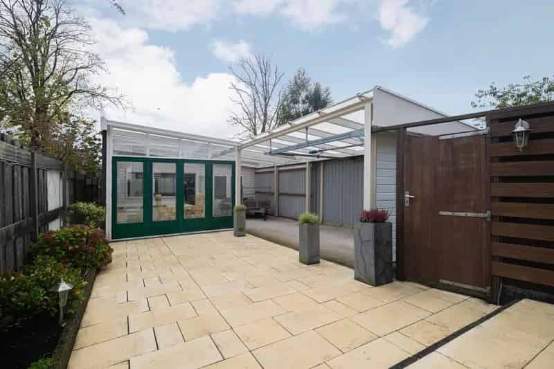 Ruime jaren 30 woning te koop met 4 slaapkamers en bijgebouw