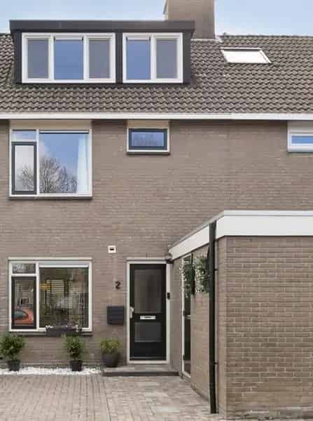 Moderne 5 Slaapkamer Eengezinswoning met Tuin en Parkeerplaats