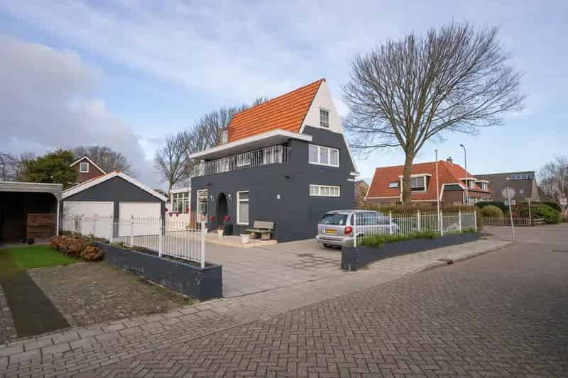 Vrijstaand huis met dubbele garage nabij dorpscentrum