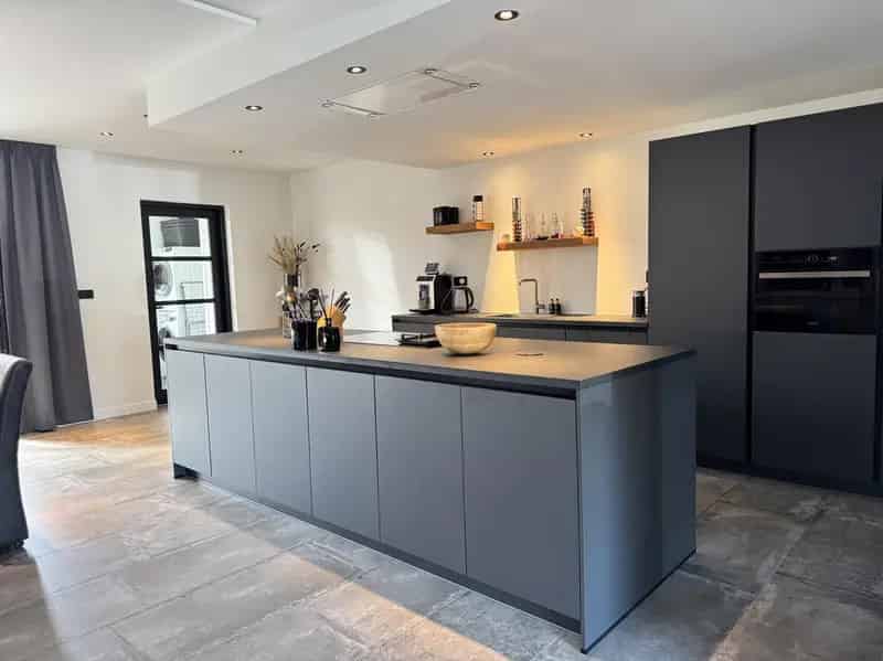 Ruime gerenoveerde tussenwoning met aanbouw 3 slaapkamers