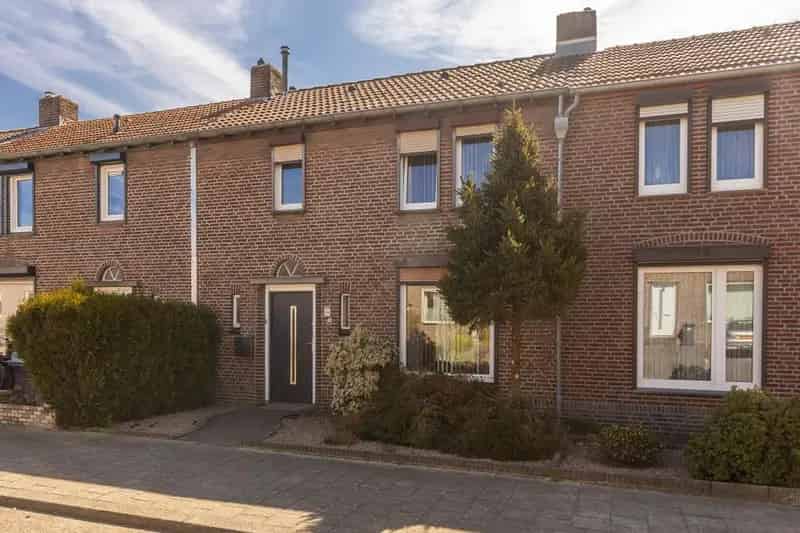 Tussenwoning te renoveren met serre en tuin