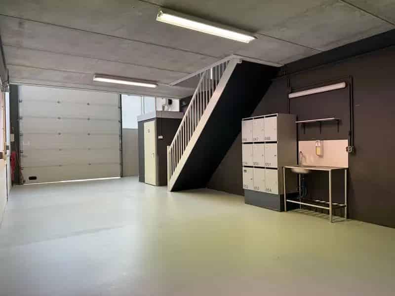 Bedrijfshal te Huur Velp 60m2 plus Entresol