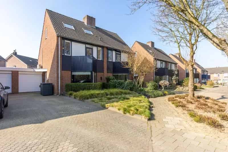 5 Slaapkamers 2 Badkamers Munstergeleen Ruime 2 Onder 1 Kapwoning