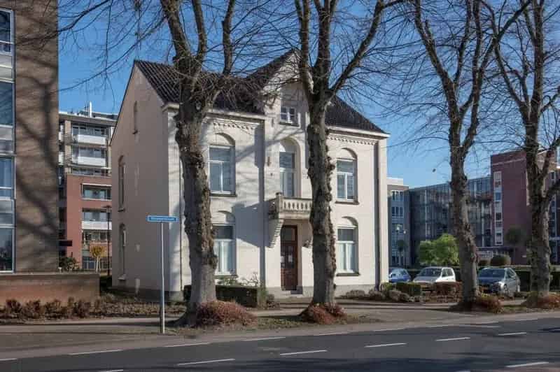 Kantoorvilla te Schaesberg 262m2 gerenoveerd