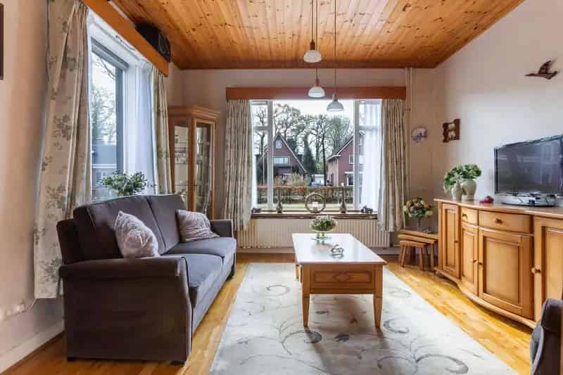 Huis te koop Apeldoorn: Ruime helft van dubbel woonhuis met garage en tuin