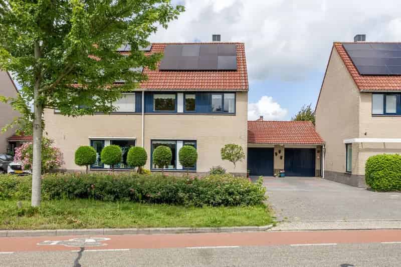 Ruime 2-onder-1-kapwoning te koop in Hoorn