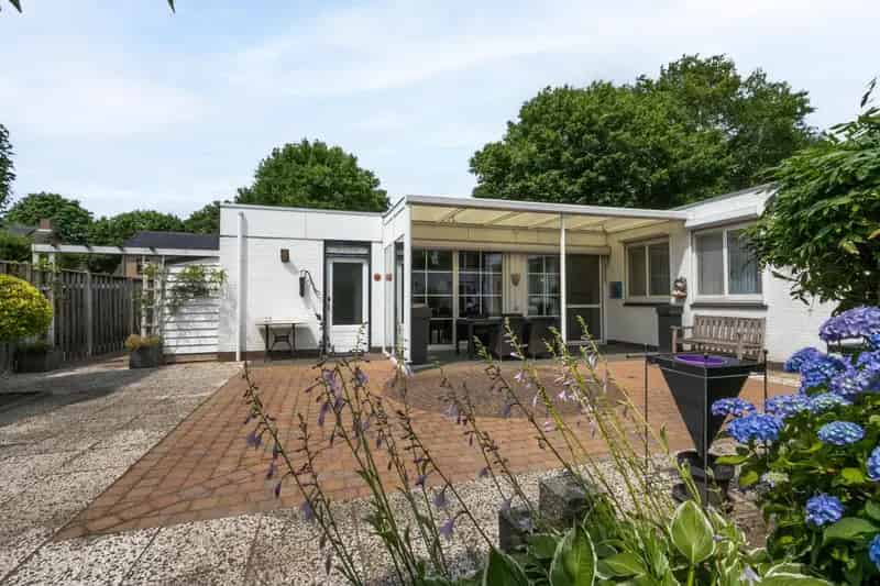 Patiobungalow 132m2 2 garages  tuin IJzerenman