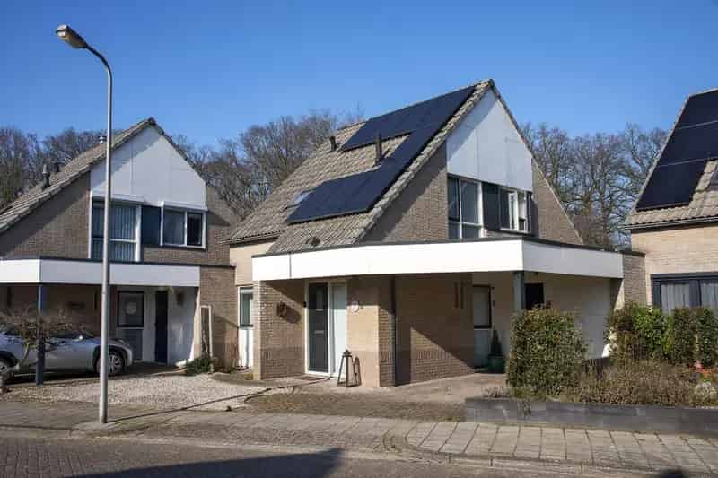 Ruime geschakelde woning met serre en privacyrijke tuin te Hengelo