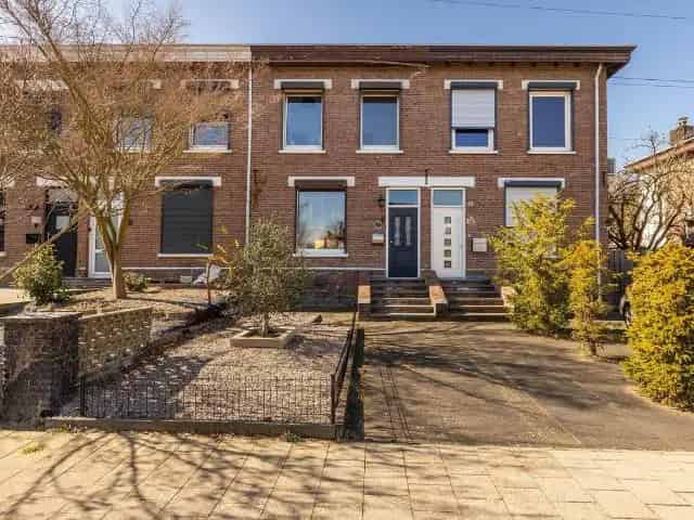 Tussenwoning Heerlen: Gemoderniseerd met Garage en Zonnepanelen