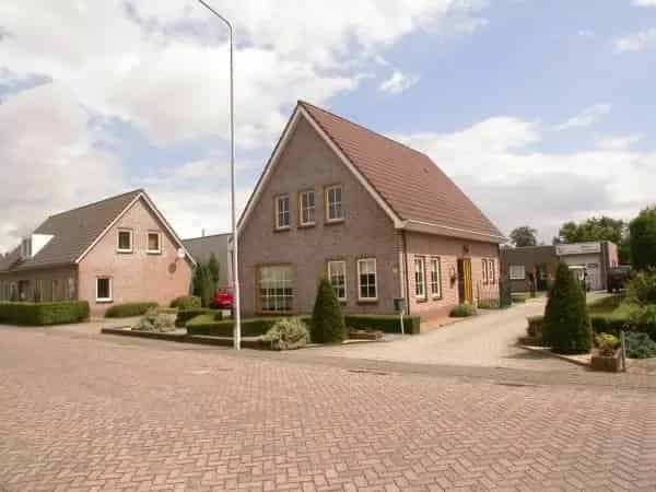 Vrijstaande woning met bedrijfsruimte Sprang Capelle