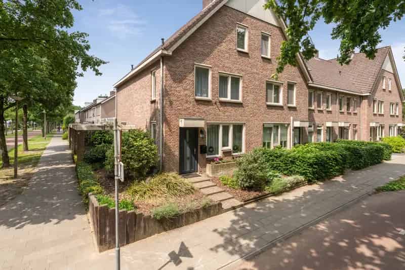 Ruime Hoekwoning met Luxe Keuken en 4 Slaapkamers