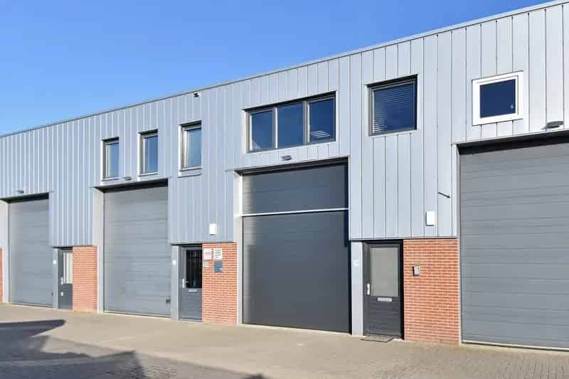 Bedrijfshal te koop 's-Gravenzande 68m2 begane grond 65m2 verdieping