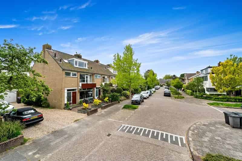 Huis te koop: Ruim hoekherenhuis met 3 zijden tuin en garage