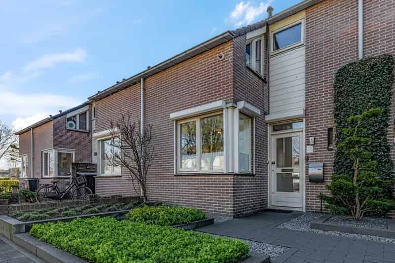 Huis te koop Oss 4 slaapkamers moderne badkamer serre 12 zonnepanelen