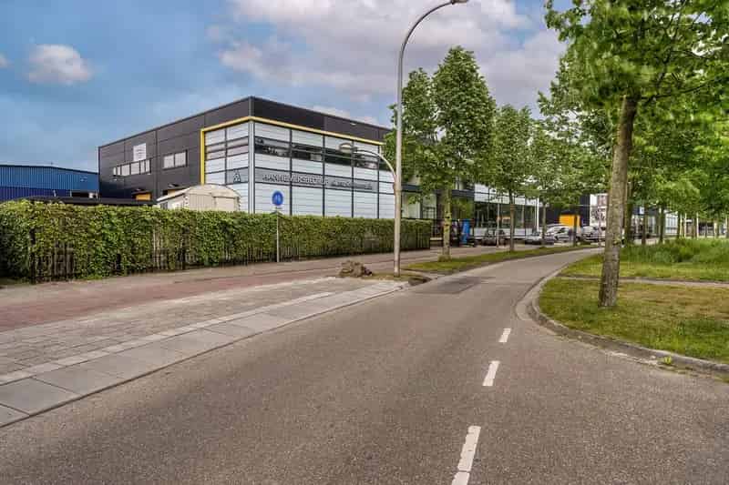 Bedrijfshal te huur Voorschoten 575m2 Kantoorruimte Parkeerplaatsen