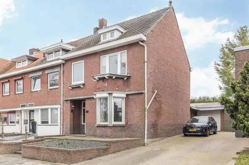 Halfvrijstaand Woonhuis Brunssum: Karakteristiek & Ruim