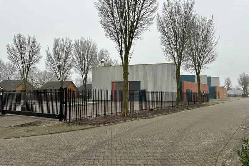 Bedrijfshal Gramsbergen te huur: 3 hallen met hoge vrije hoogte
