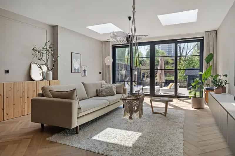 Moderne Hoekwoning aan Water met Ruime Tuin en Parkeerplaats