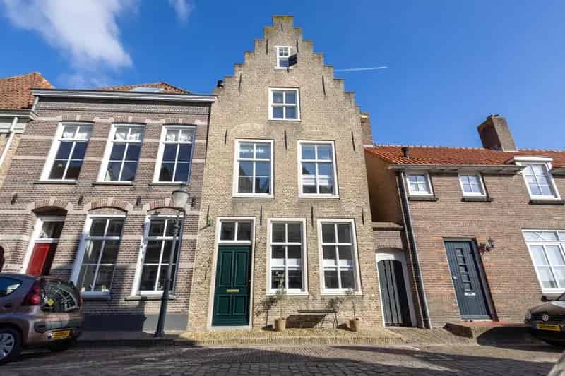 Herenhuis te koop Heusden Rijksmonument 2 badkamers garage