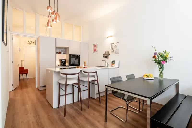 Amsterdam Indische Buurt: Ruime 3 Slaapkamer Benedenwoning 81m2