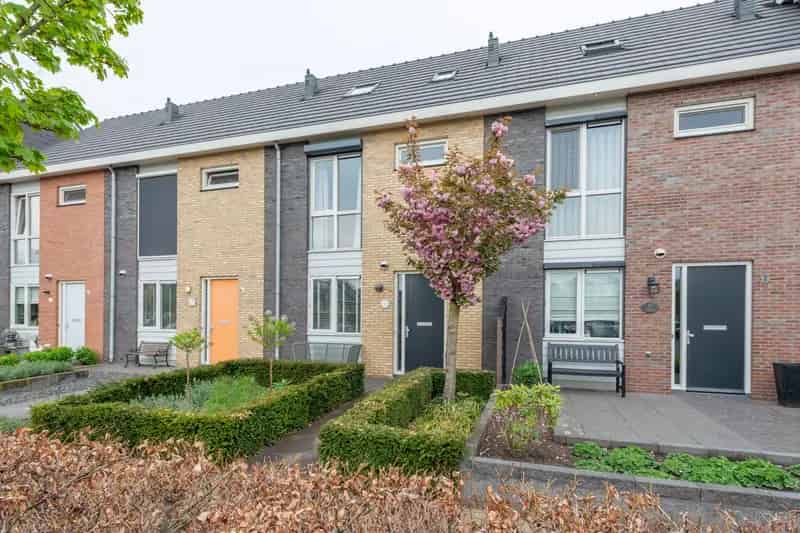 Middenwoning Barneveld 4 slaapkamers Vloerverwarming Tuin