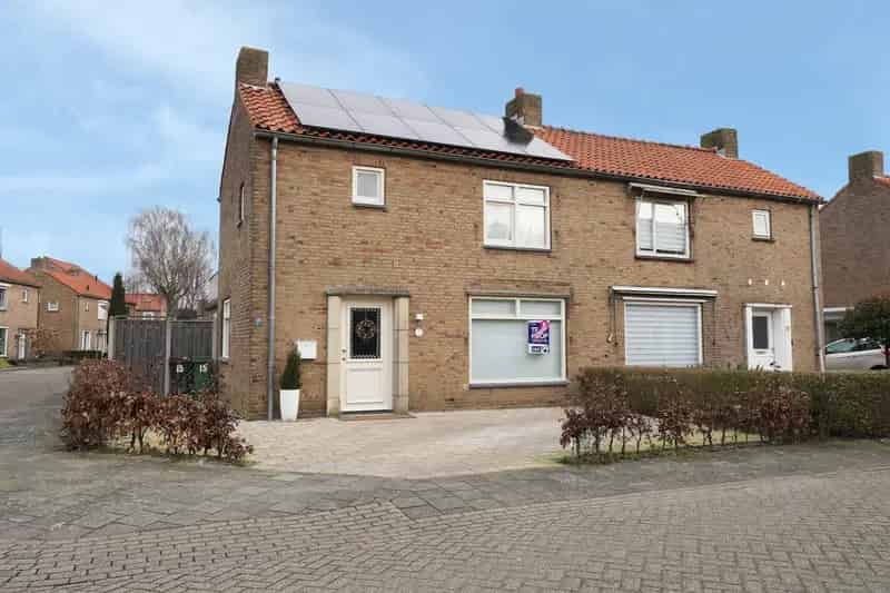 Huis te koop Vlijmen: gerenoveerde tweekapper met potentie