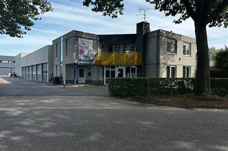 Bedrijfshal te Huur Udenhout 345m² Showroom Kantoor