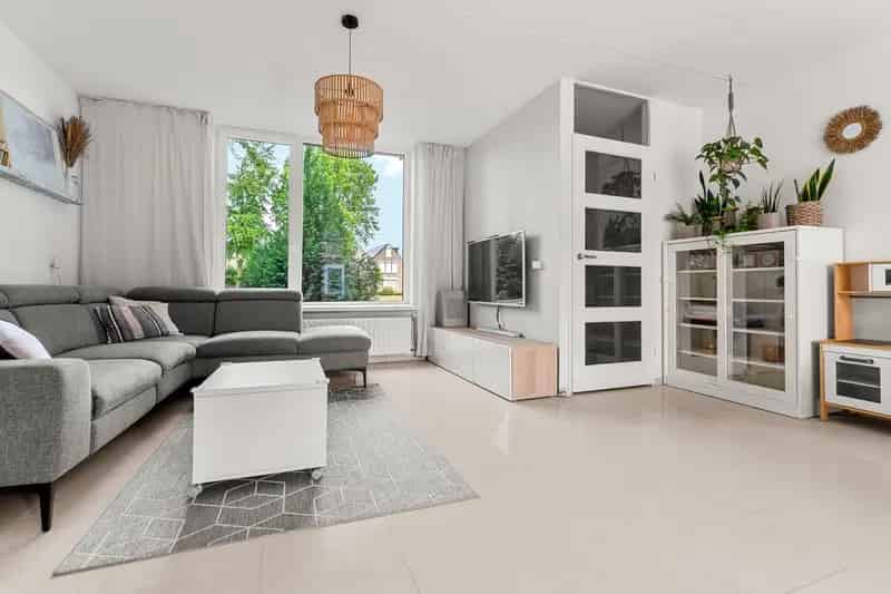 Huis te koop Oss: Instapklare eindwoning met grote garage en tuin