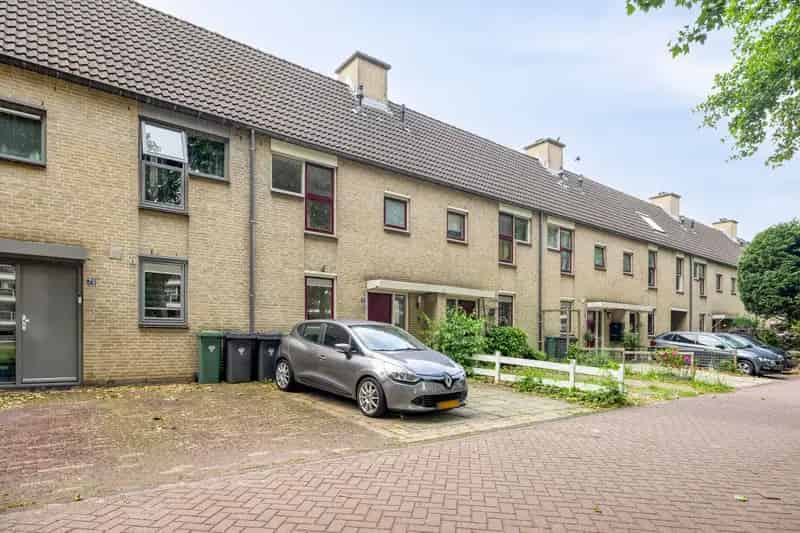 Huis te koop Zoetermeer: 4 slaapkamers, tuin op zuidwesten, parkeren op eigen terrein