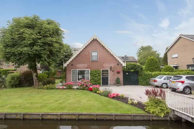 Vrijstaande woning Wilnis aan het water 4 slaapkamers 2 badkamers