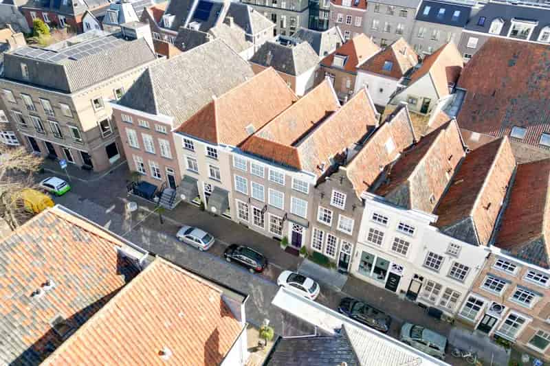 Winkelruimte met bovenwoning te koop in Grave