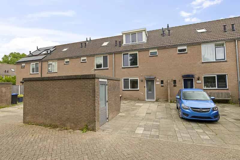4 Slaapkamer Huis met Eigen Oprit en Vernieuwde Tuin