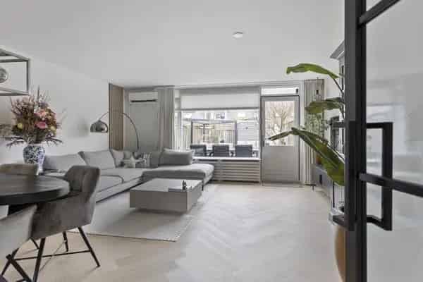Moderne Tussenwoning Bergen op Zoom: Hybride Warmtepomp, Zonnepanelen, 3 Slaapkamers