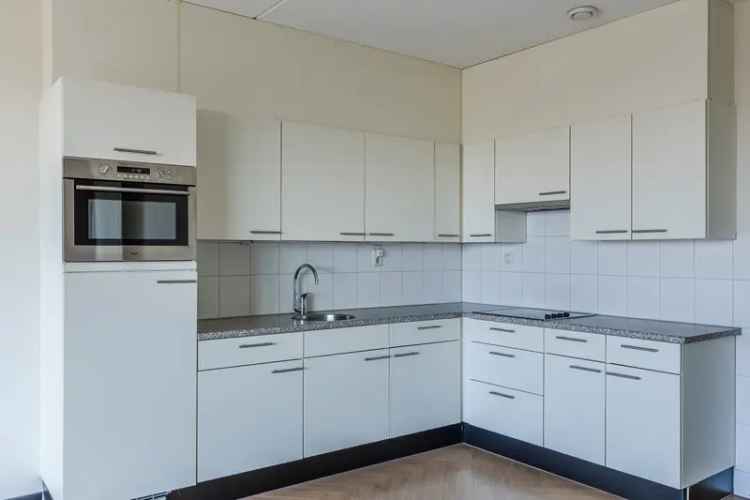 Ruim 3 kamer appartement Lelystad met groot terras en parkeerplaatsen