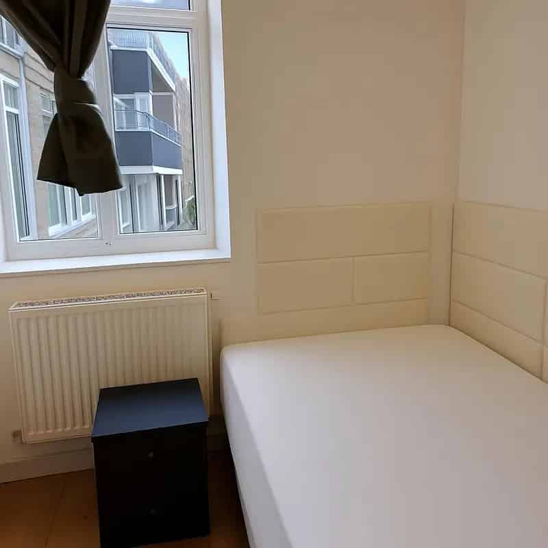 Kamer Engels: 2-kamerappartement nabij openbaar vervoer