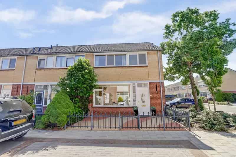 Ruime Hoekwoning te Koop in Den Bosch 3 Slaapkamers Garage Tuin