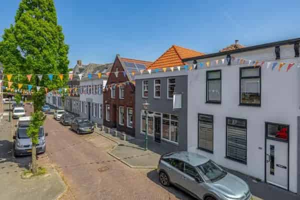 Charmante woning Oude Tonge met winkelruimte