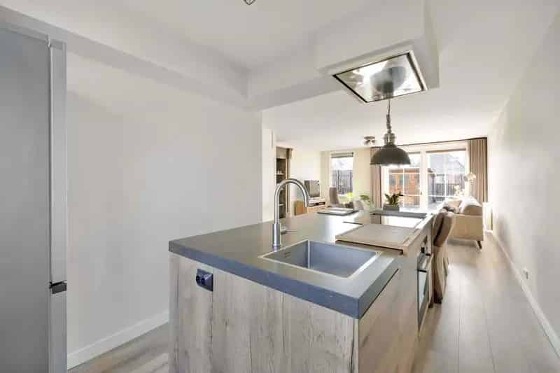 4 Slaapkamers Een gezinswoning Moderne Keuken Badkamer Zonnige Tuin