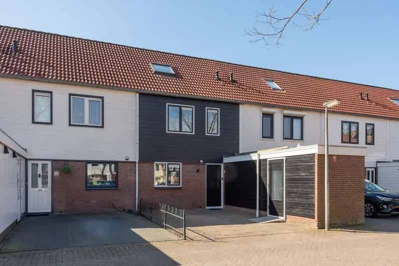 Huis te koop Purmerend: Ruime woning met tuin aan het water en zonnepanelen