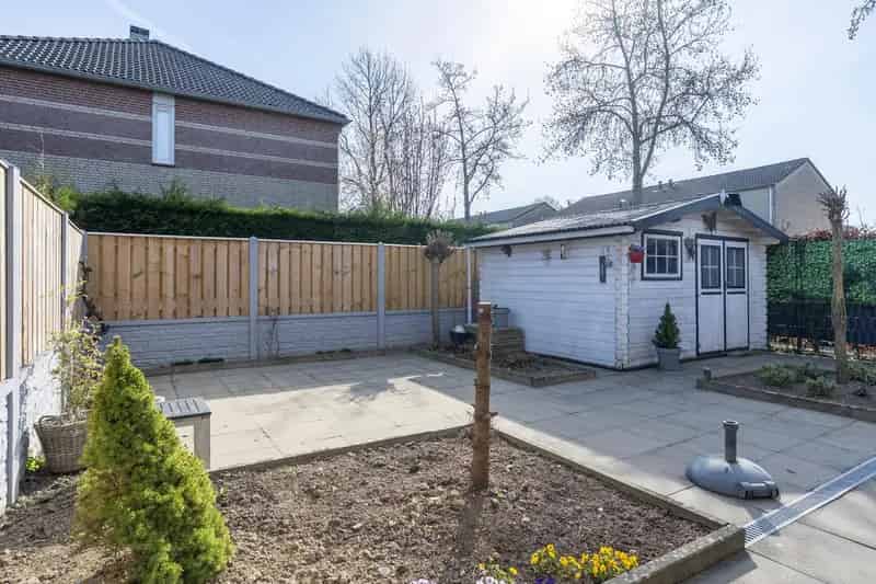 Ruim woonhuis met 4 slaapkamers en garage te koop