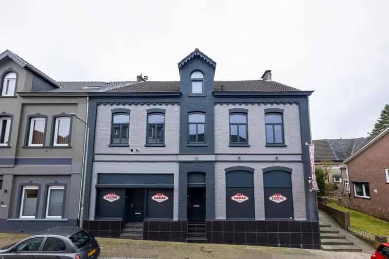 Bedrijfshal Bocholtz 694m2 2 Appartementen te Koop