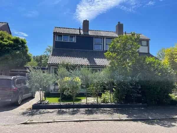 Gemeubileerde 2-onder-1-kap woning te Brielle